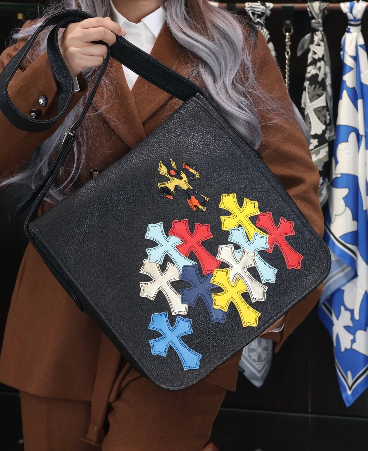 Общий план сумки Chrome Hearts в интерьере