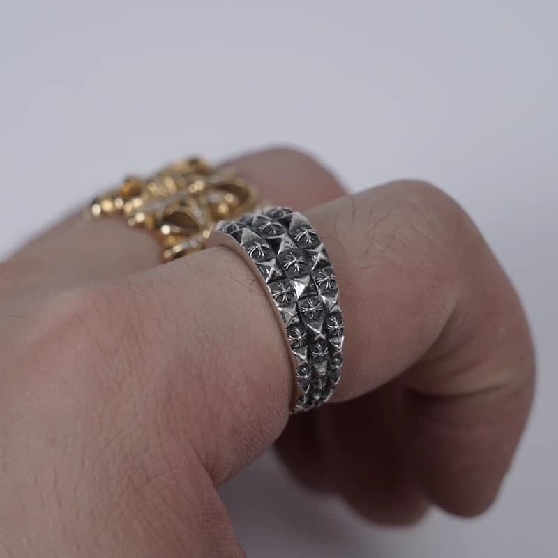 Серебряное кольцо с рельефными крестами CH Plus на пальце руки