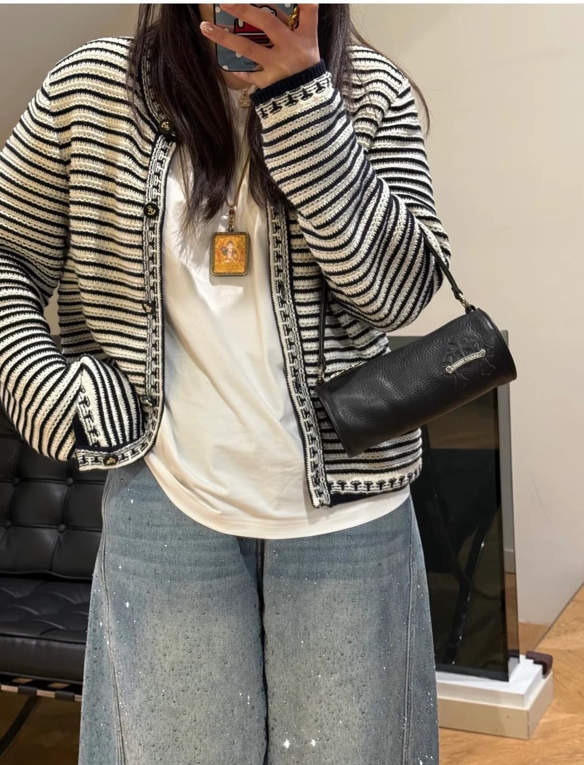 Сумка Chrome Hearts из черной гладкой кожи, вид с обратной стороны