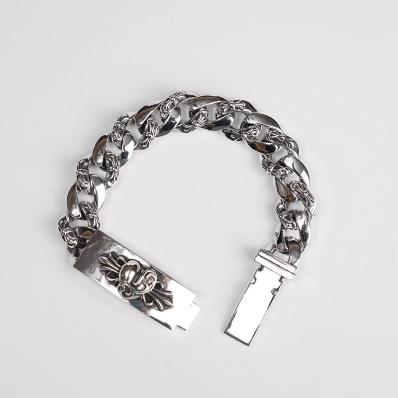 Серебряный браслет Heart Insignia ID Fancy Chain в расстегнутом виде на белом фоне