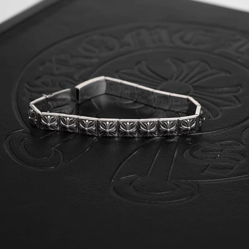 Браслет Chrome Hearts на запястье в профиль