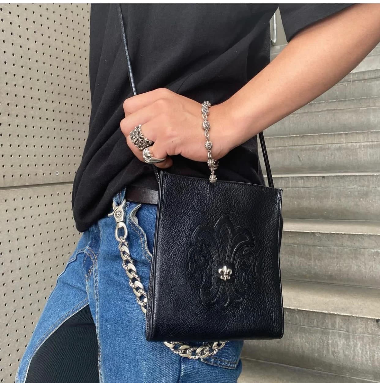 Вид сбоку на кожаную сумку Chrome Hearts