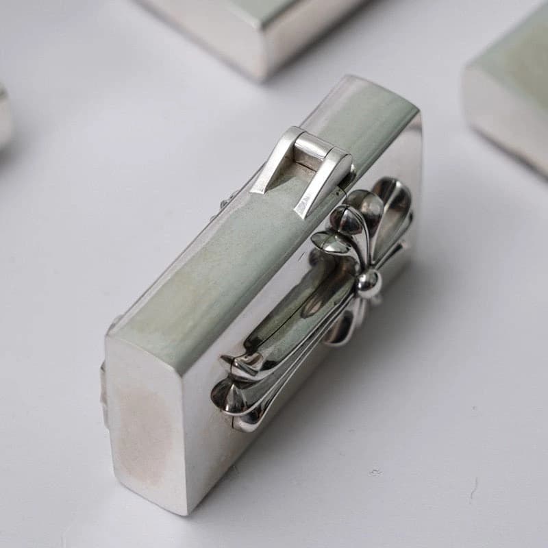 Нижняя часть зажигалки Chrome Hearts с фирменной гравировкой