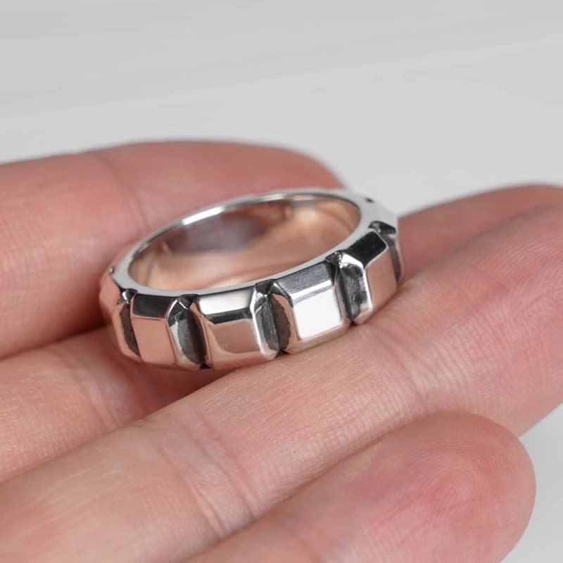 Серебряное кольцо Square Spacer на ладони, демонстрация ширины шинки