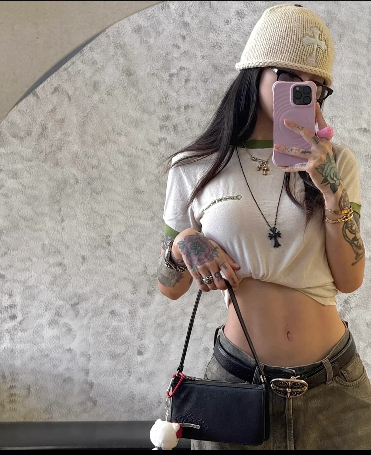Серебряная фурнитура на кожаной сумке Chrome Hearts