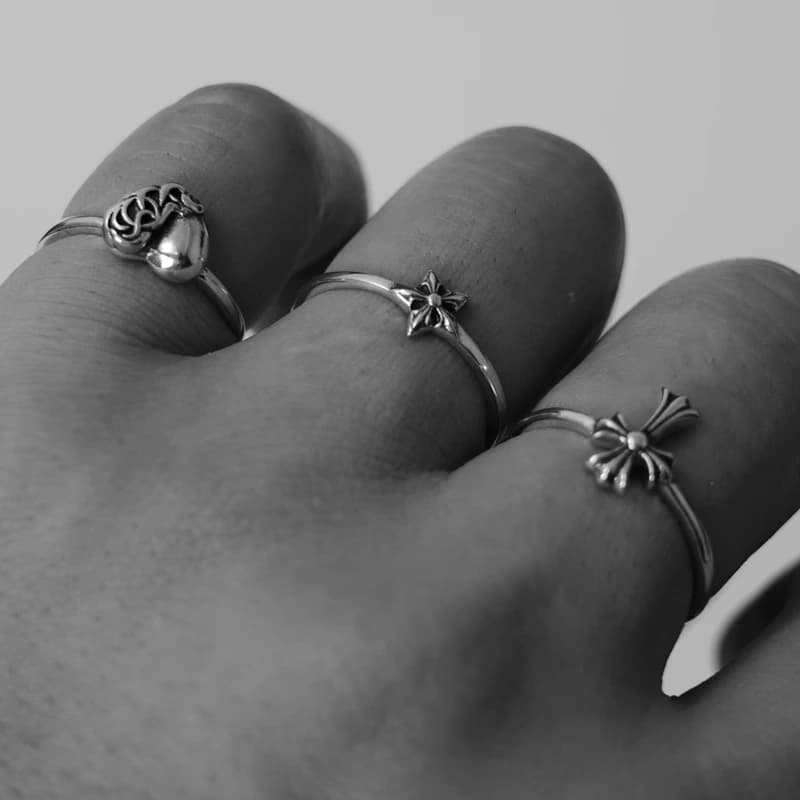 Вид сбоку на фигурное кольцо Chrome Hearts