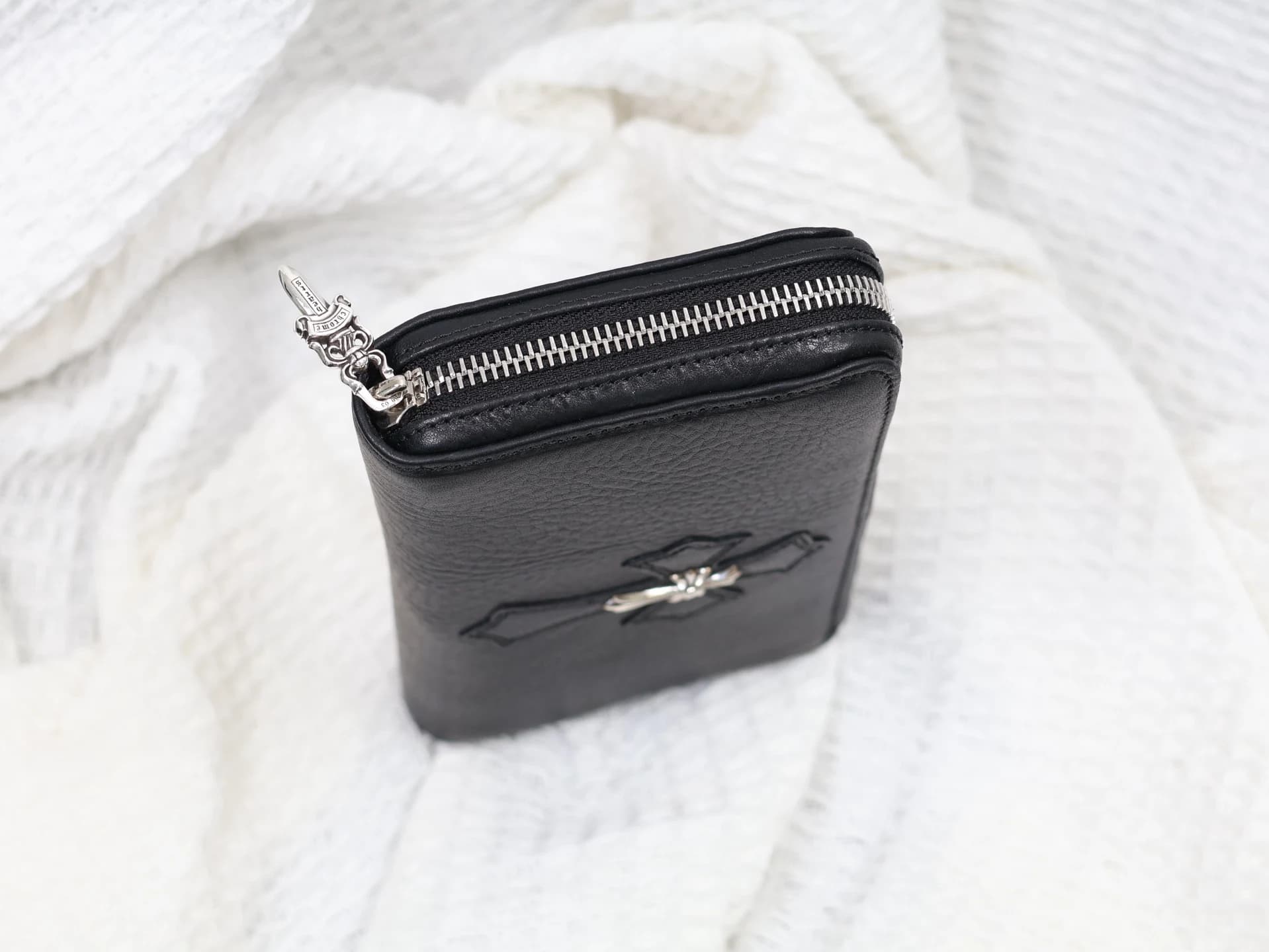 Вид кошелька Chrome Hearts сбоку