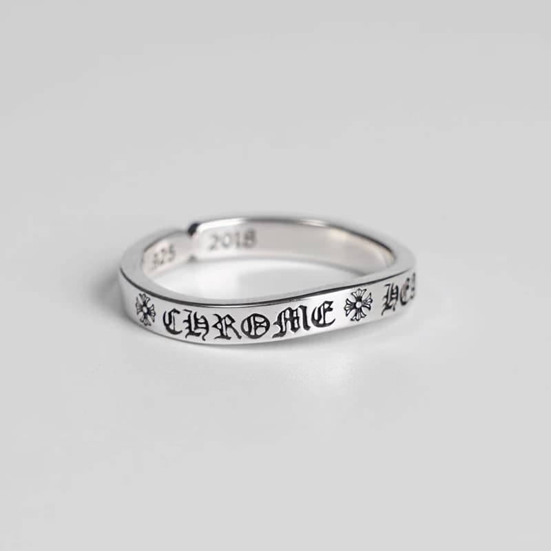 Кольцо Chrome Hearts в профиль на светлом фоне