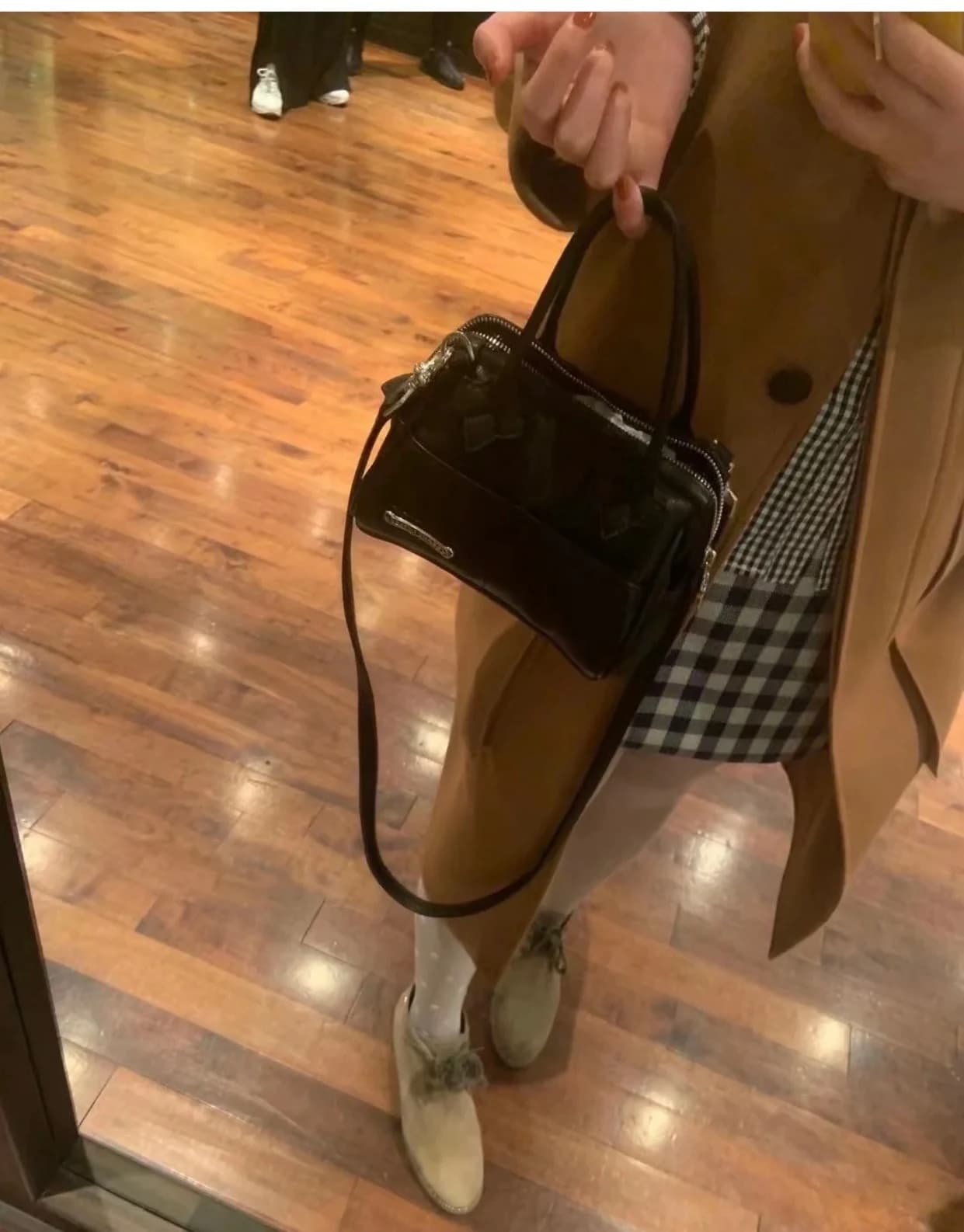 Вид сбоку черной сумки Chrome Hearts кожа