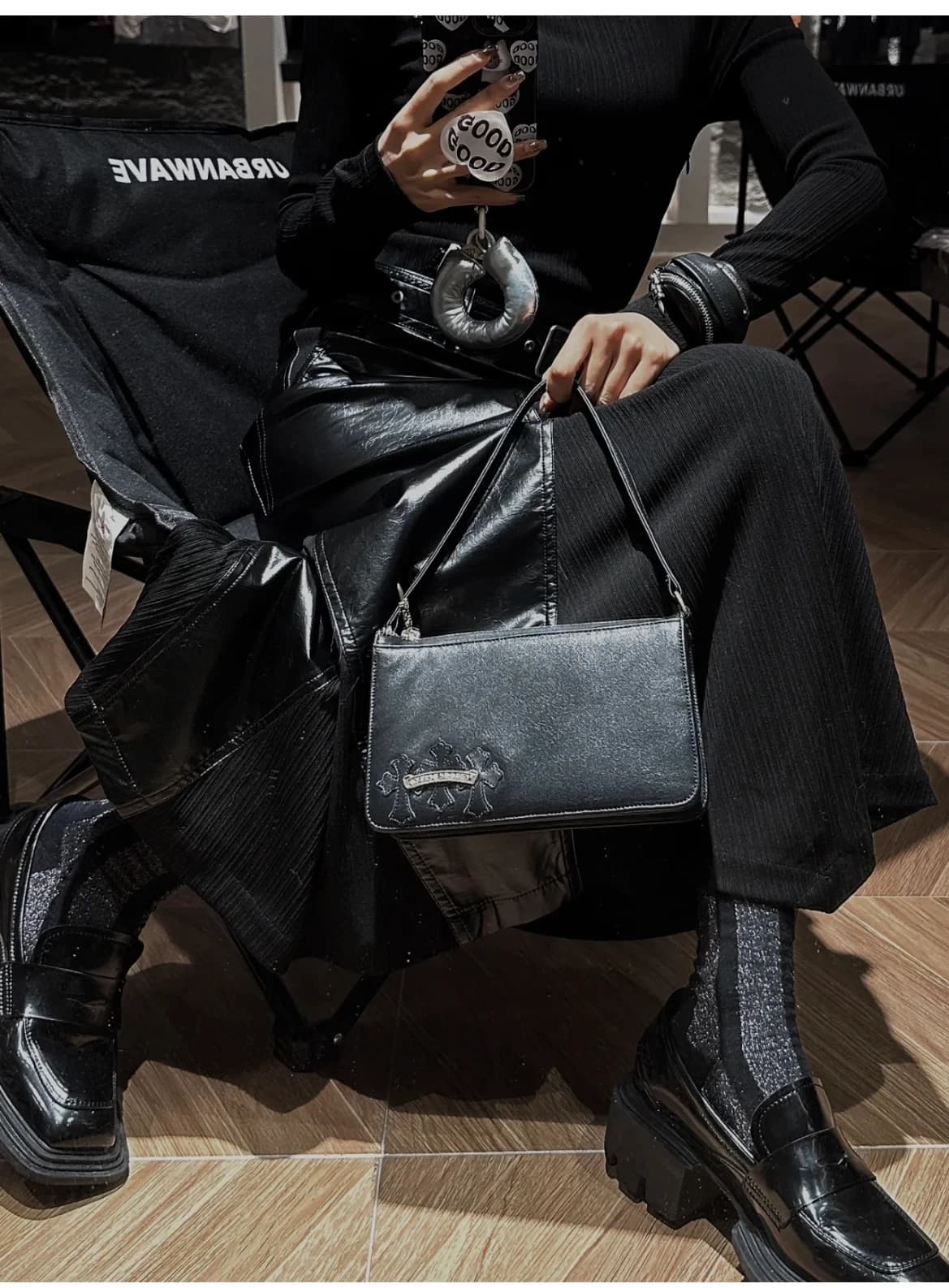 Крупный план серебряного логотипа Chrome Hearts