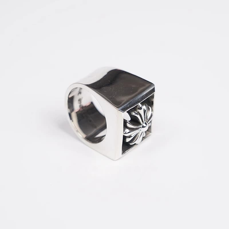 Серебряное кольцо с крестом CH Plus, вид со стороны широкой шинки