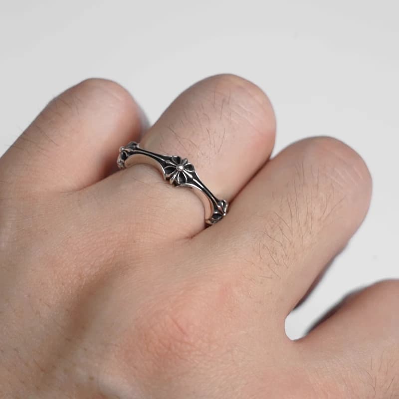 Серебряное кольцо с крестом на пальце руки, крупный план