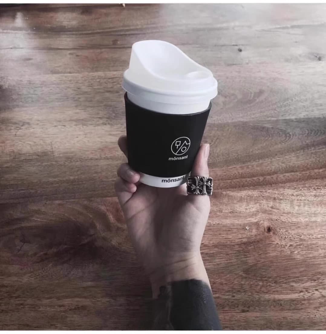 Крупный план гравировки Chrome Hearts внутри кольца