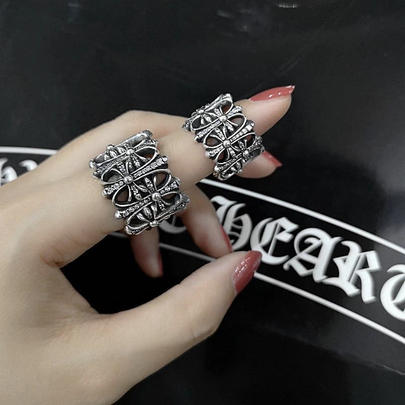 Два кольца с крестами и инкрустацией камнями на пальцах руки