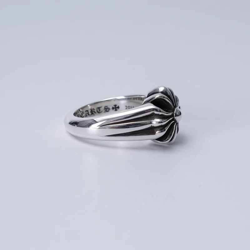 Вид на тыльную сторону кольца Chrome Hearts