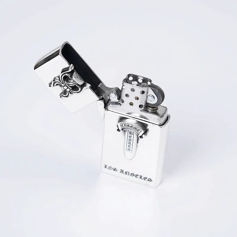 Нижняя часть зажигалки Chrome Hearts с фирменной гравировкой