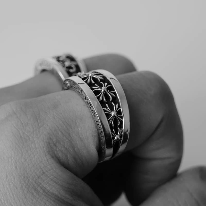 Серебряное кольцо с рельефными крестами на пальце руки, вид сбоку