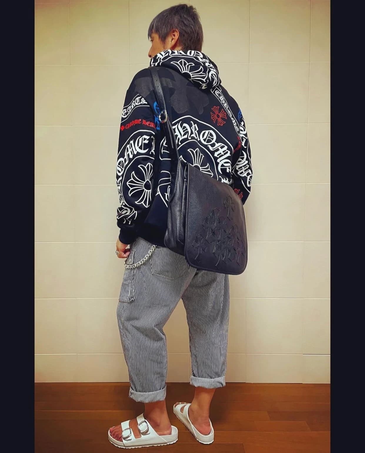 Крупный план серебряной фурнитуры на сумке Chrome Hearts