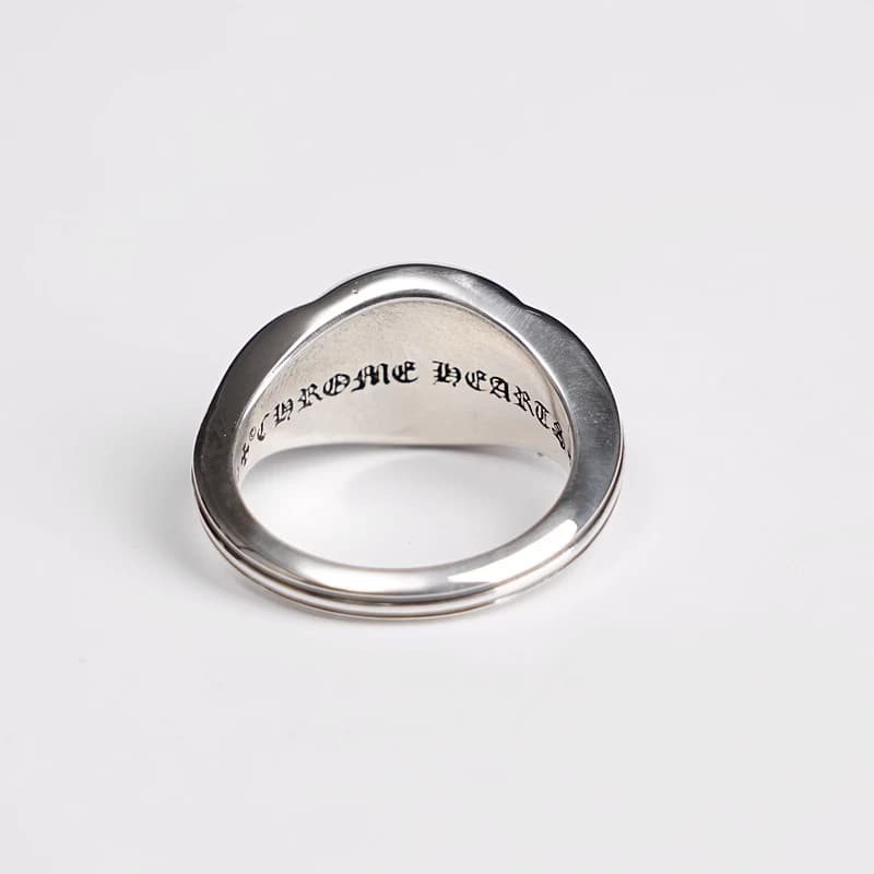 Внутренняя сторона серебряного кольца с гравировкой Chrome Hearts