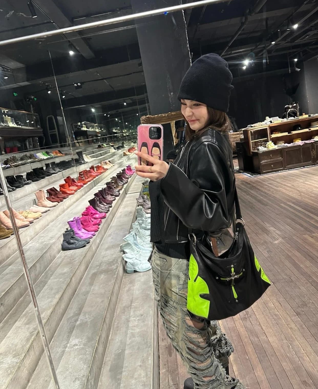 Металлическая застежка с гравировкой бренда Chrome Hearts