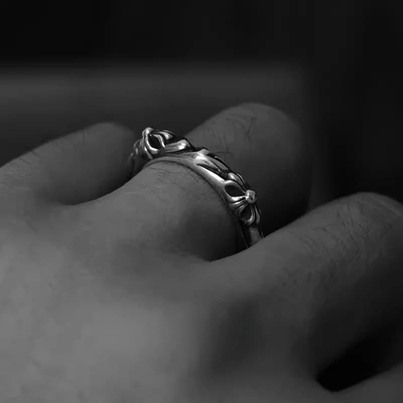 Серебряное кольцо на пальце в чёрно-белом исполнении, показывает посадку и рельеф