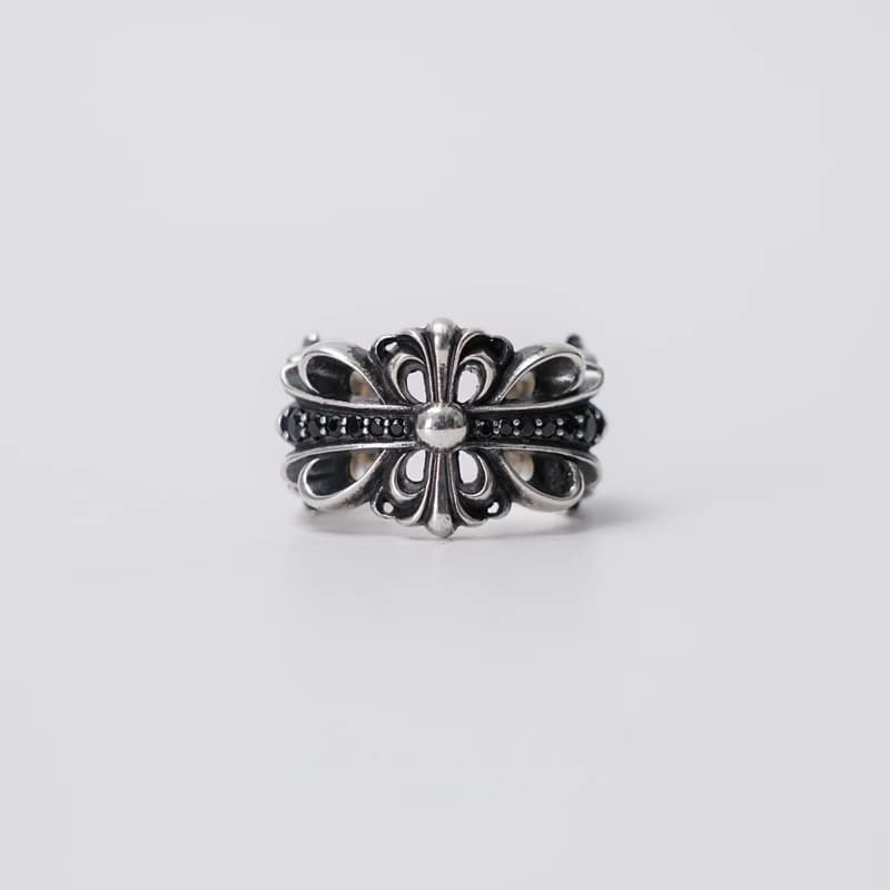 Кольцо Double Floral из серебра крупным планом на белом фоне