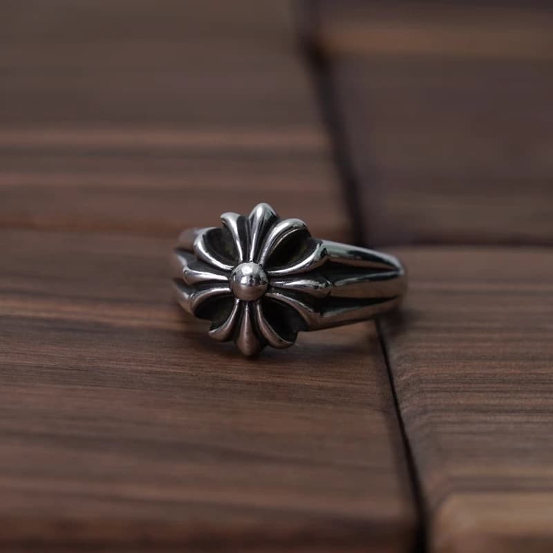 Тыльная сторона серебряного кольца Chrome Hearts