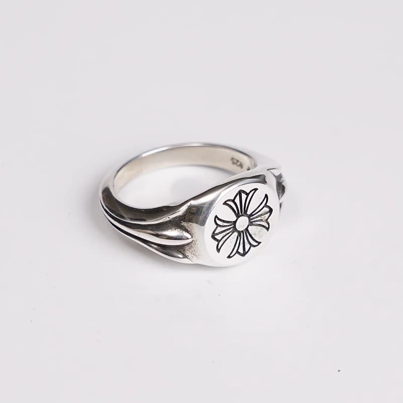 Кольцо Flat CH Plus Signet Ring из серебра 925 пробы, вид сбоку