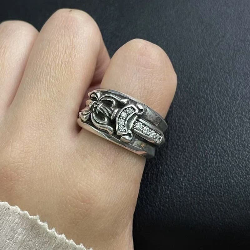 Серебряное кольцо с инкрустированным кинжалом на пальце, ракурс спереди