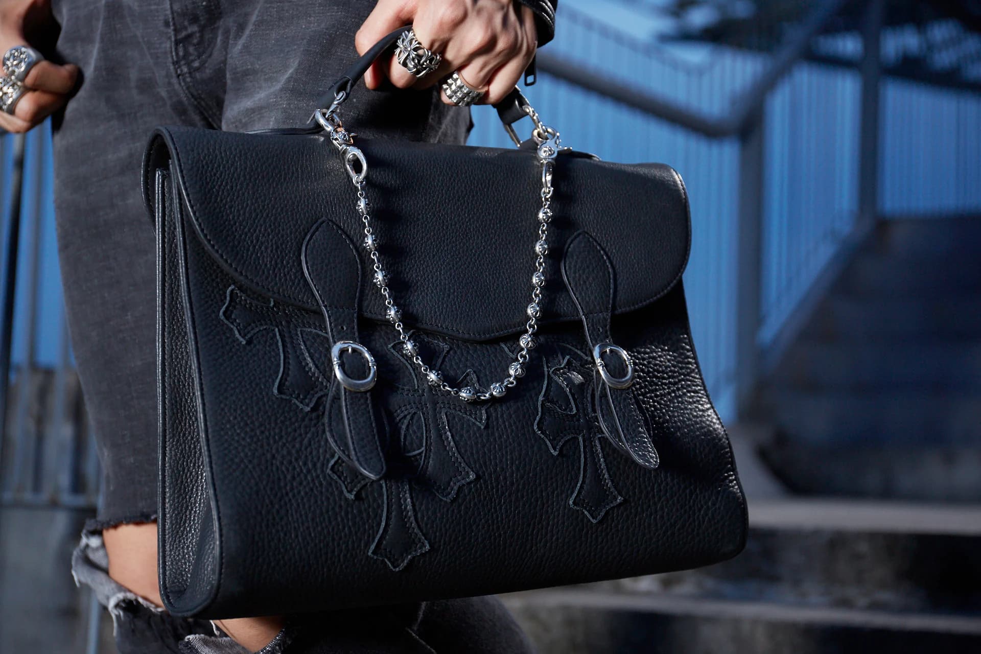 Текстурированная кожаная поверхность сумки Chrome Hearts