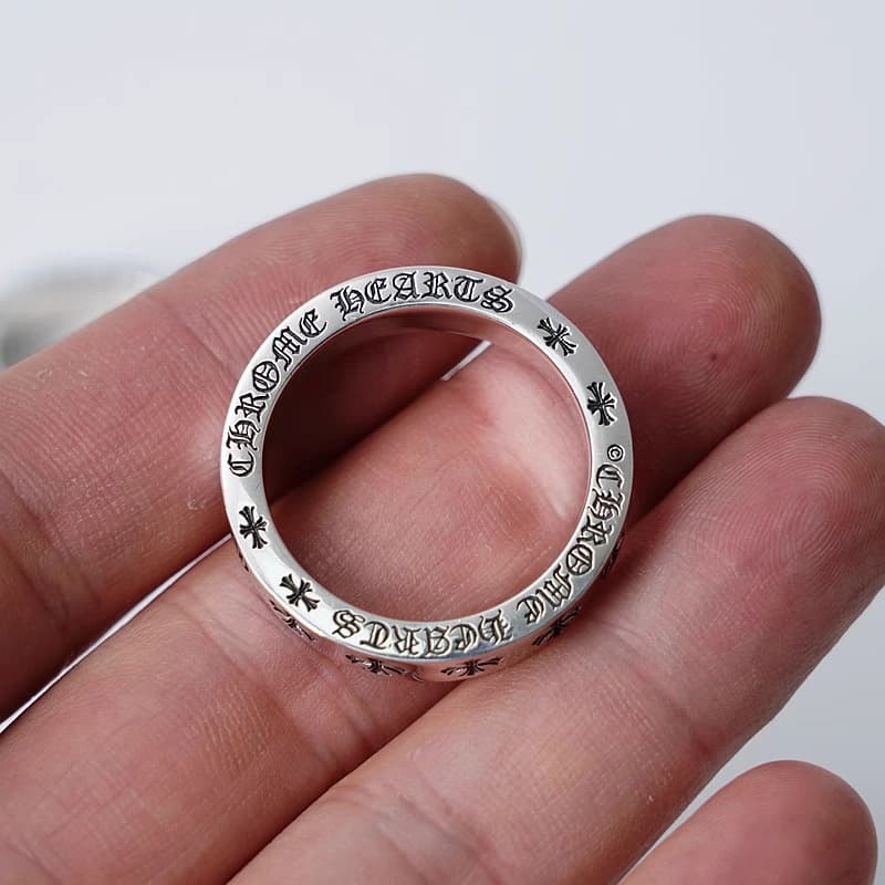 Серебряное кольцо Forever на ладони, демонстрация торцевой надписи