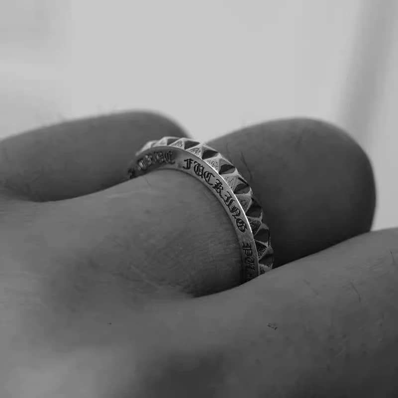 Серебряное кольцо Chrome Hearts с шипами-пирамидками фронтально