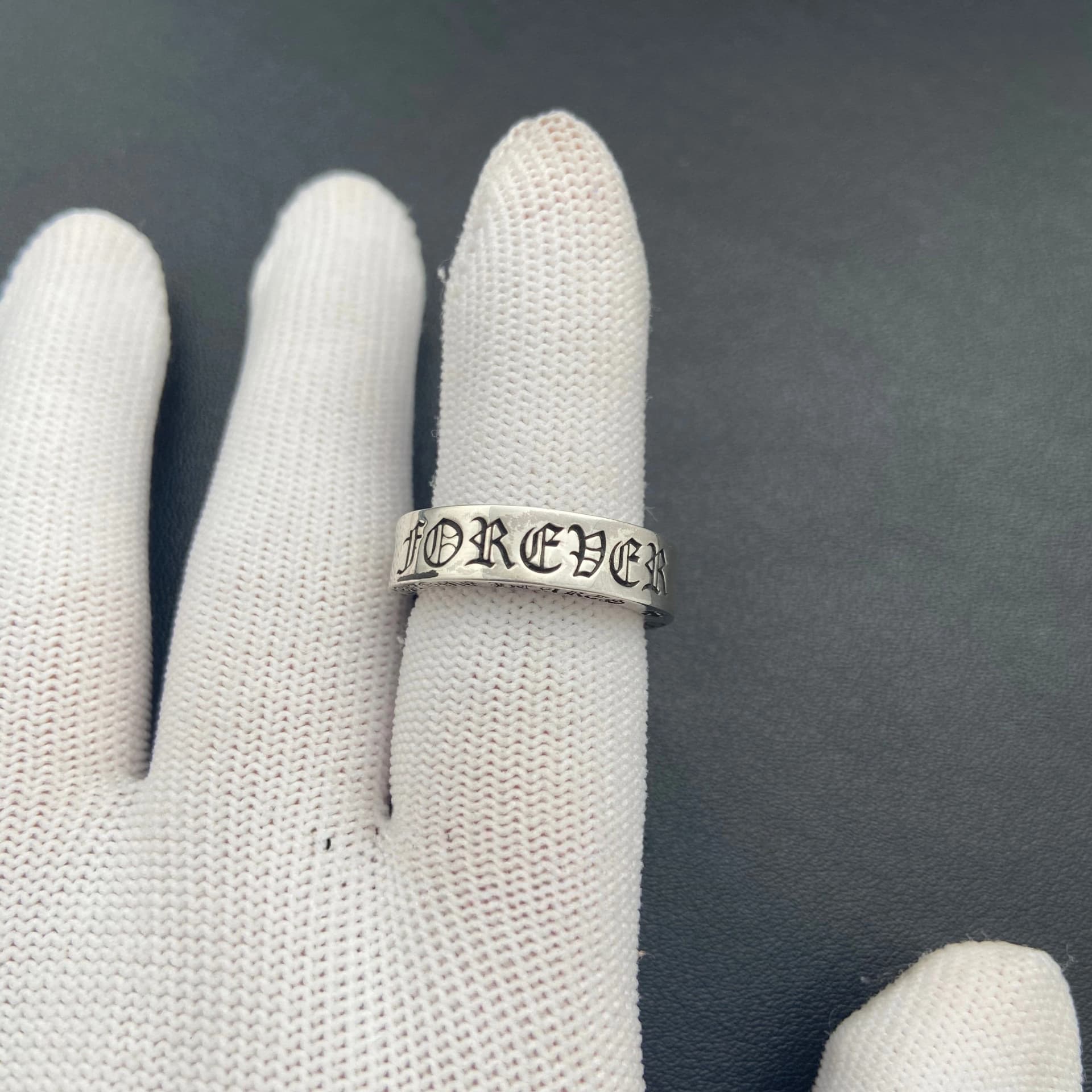Серебряное кольцо с надписью Forever в готическом стиле на пальце