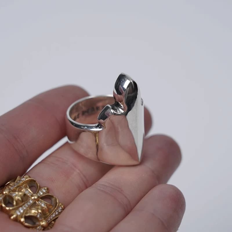 Серебряное кольцо Fleur Tail в руке со стороны отверстия шинки