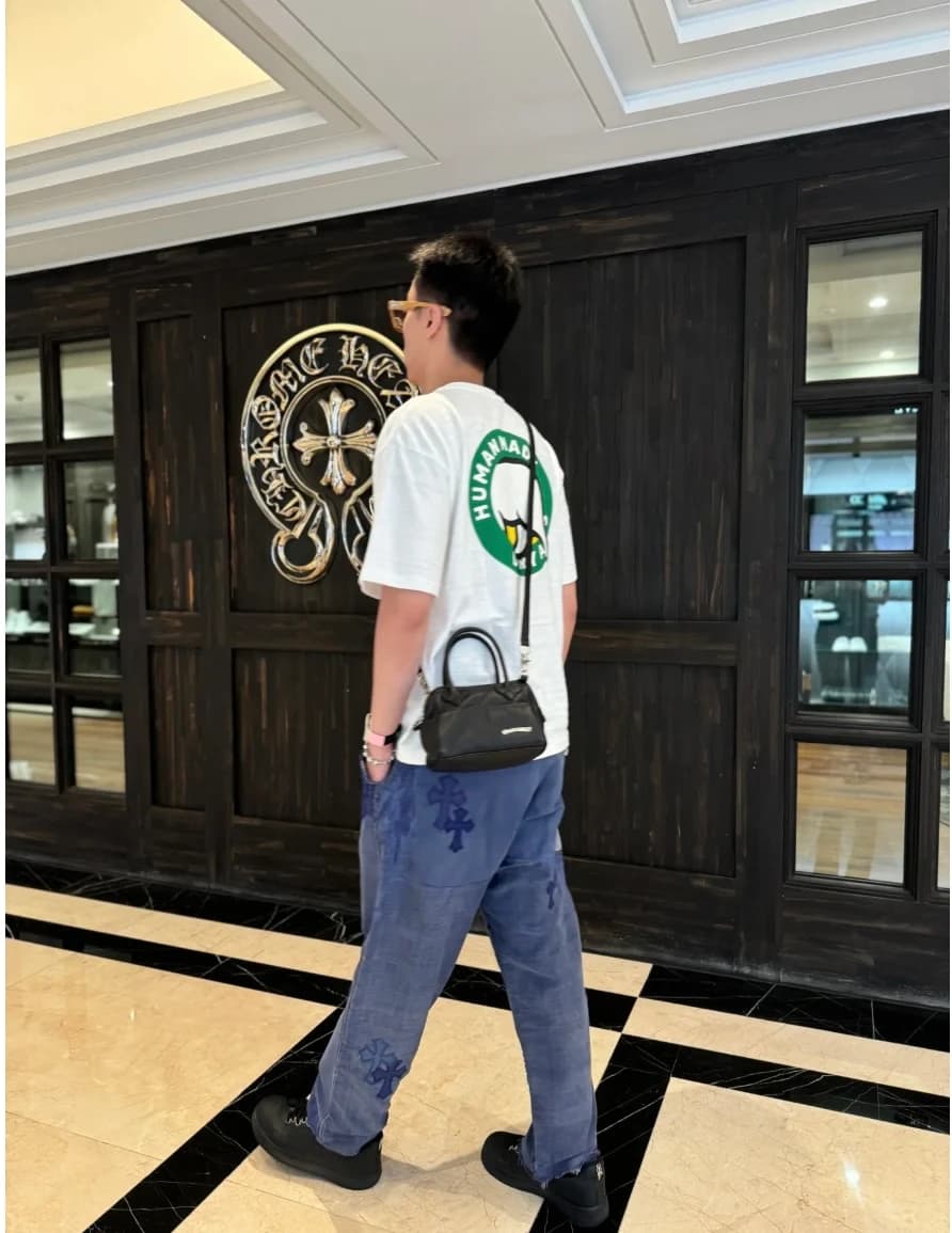 Вид сзади сумки Chrome Hearts черная кожа