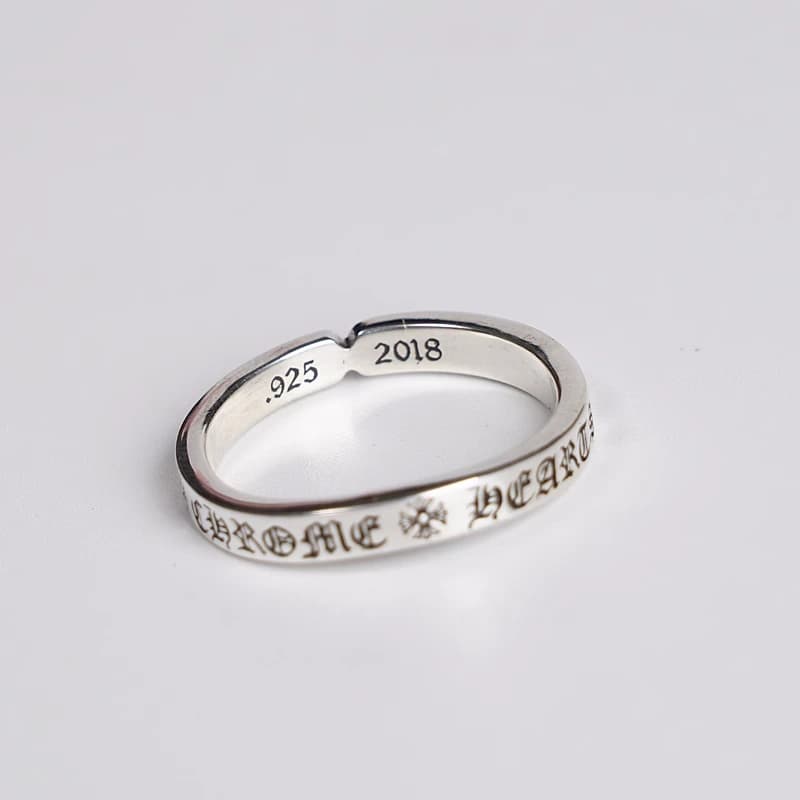 Вид сбоку на серебряное кольцо Chrome Hearts