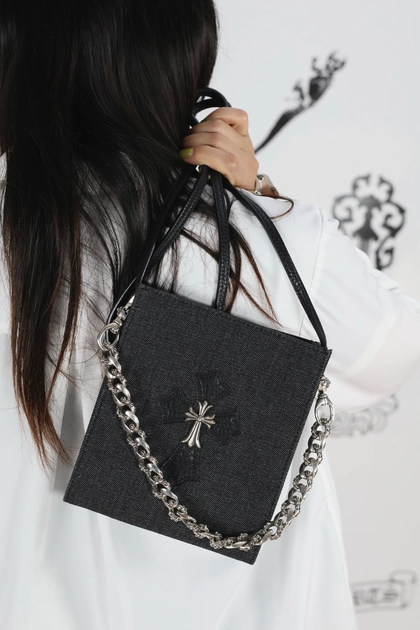 Вид сзади на джинсовую сумку Chrome Hearts
