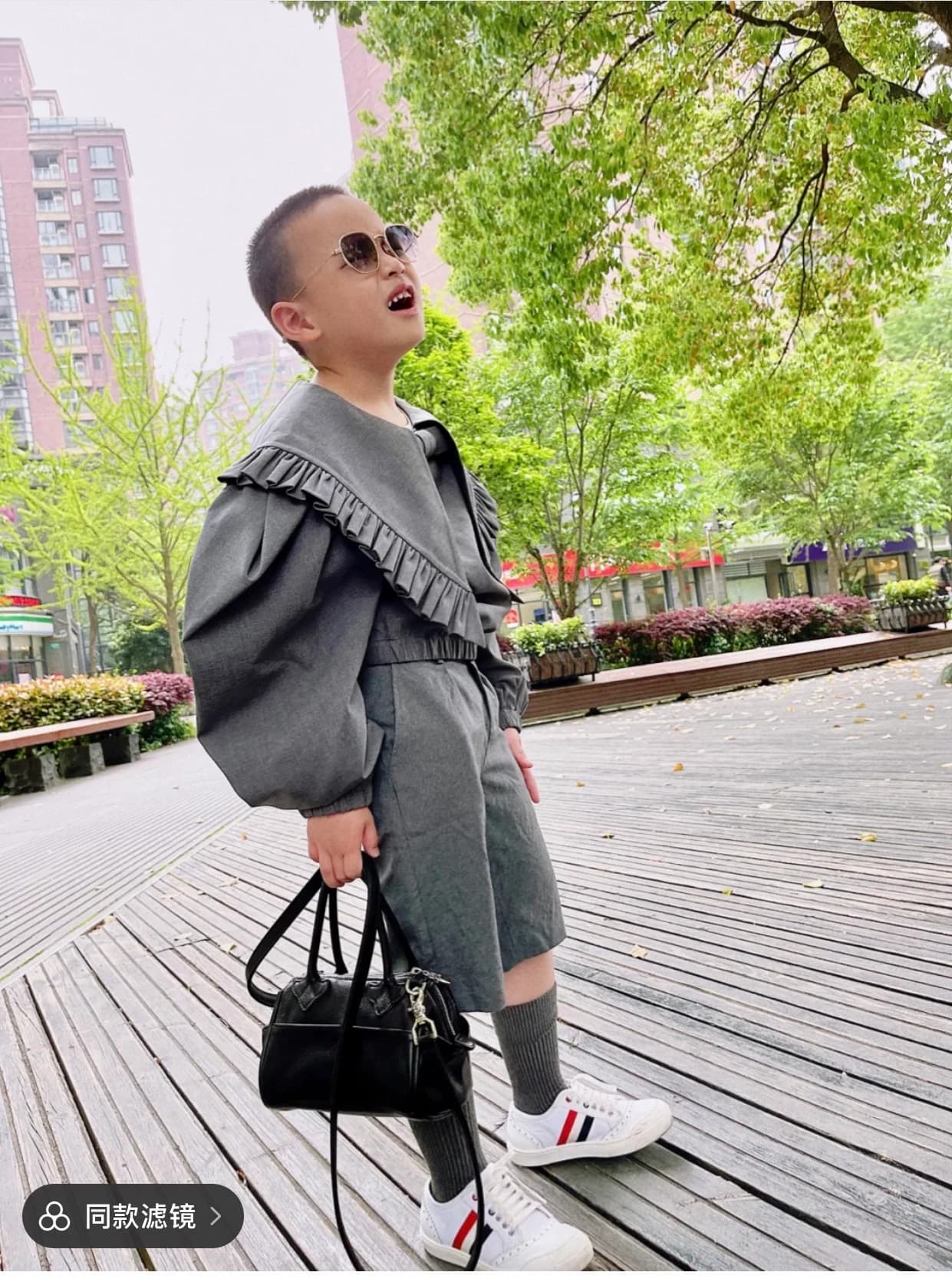 Общий план сумки Chrome Hearts на плече