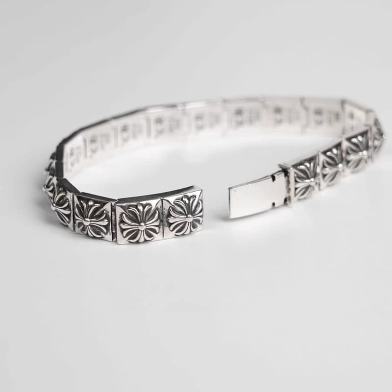 Вид сбоку на серебряные кресты Chrome Hearts