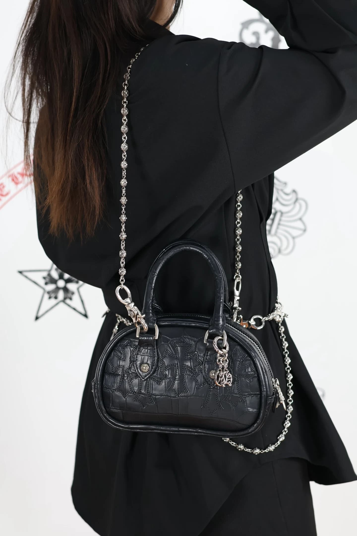 Нижняя часть и дно кожаной сумки Chrome Hearts