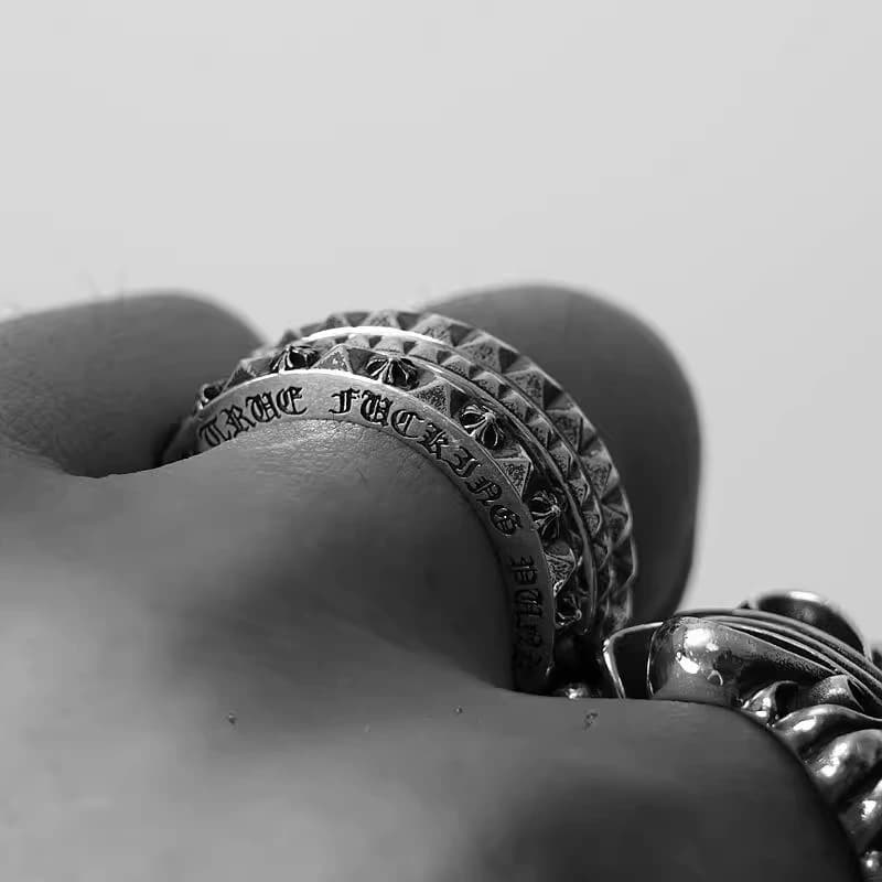 Массивное кольцо Chrome Hearts на светлой поверхности