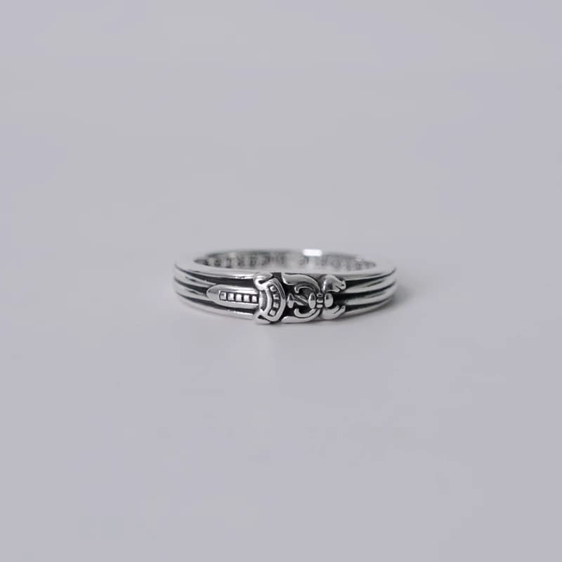 Серебряное узкое кольцо Baby Classic Dagger на белом фоне, вид спереди