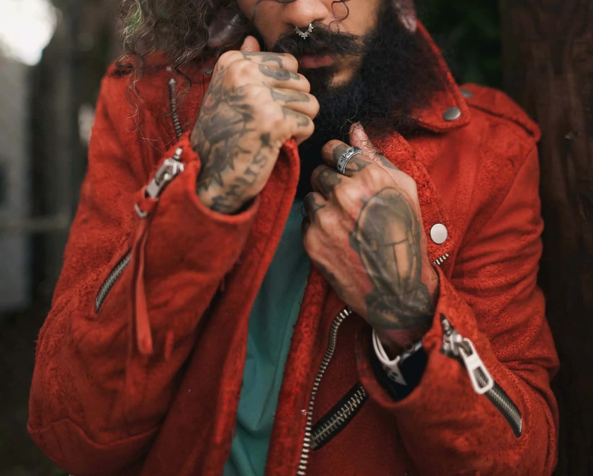 Кольцо Chrome Hearts вид сбоку на пальце