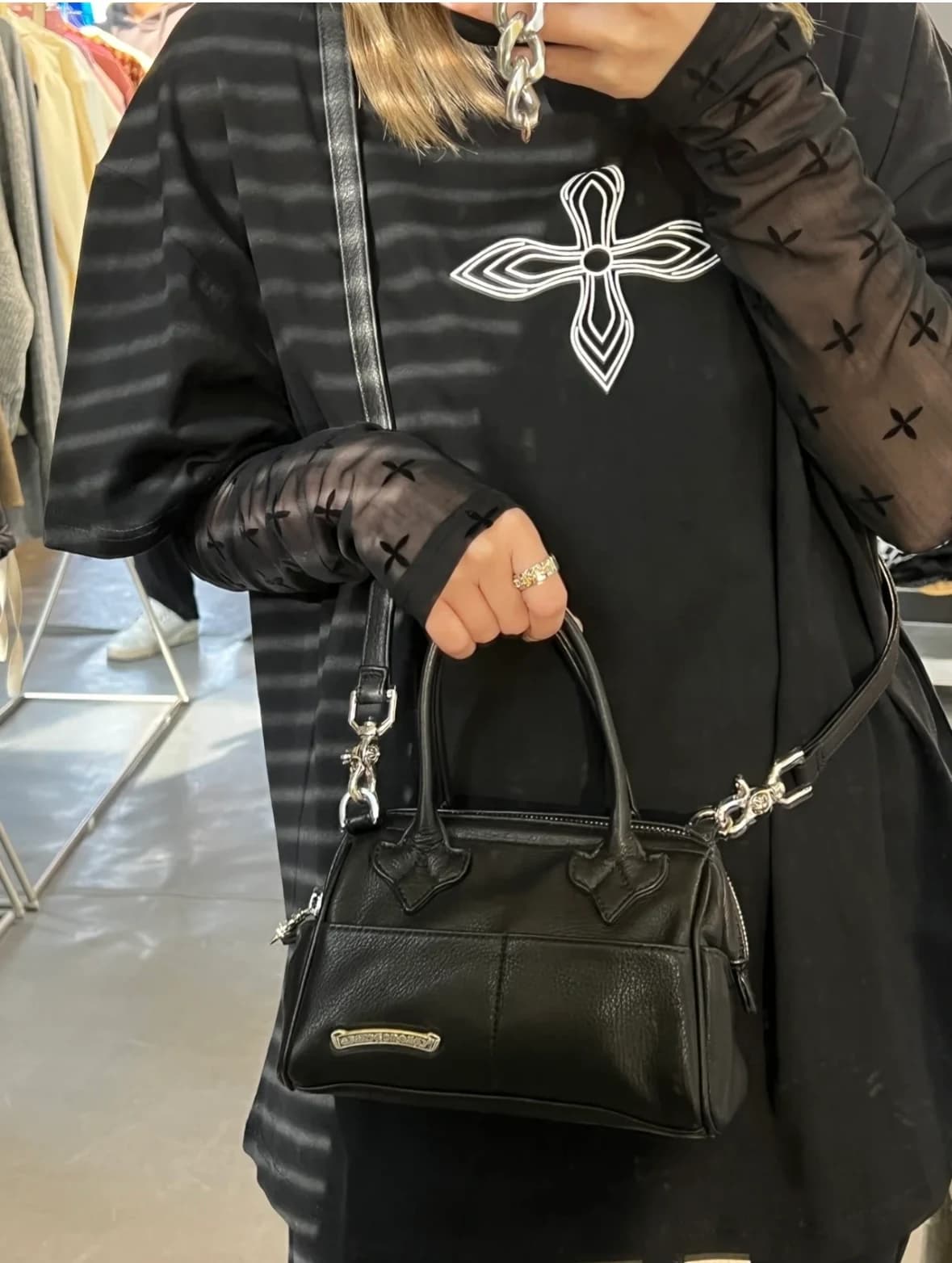 Детализированная серебряная застежка сумки Chrome Hearts