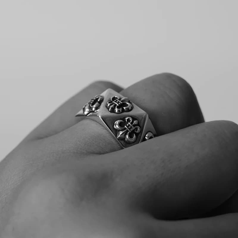 Массивное кольцо Pentagon BS Fleur из серебра на пальце крупным планом