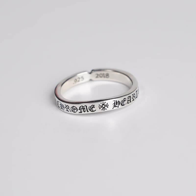 Крупный план фирменной гравировки Chrome Hearts