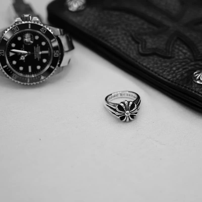 Кольцо Chrome Hearts в руке под углом