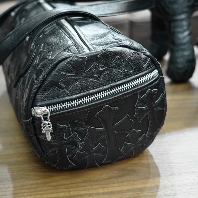 Вид сбоку на кожаную сумку Chrome Hearts
