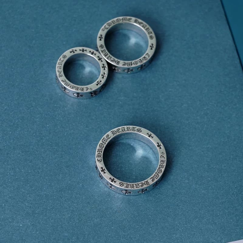 Кольца Forever из серебра 925 пробы, разложенные на синей поверхности