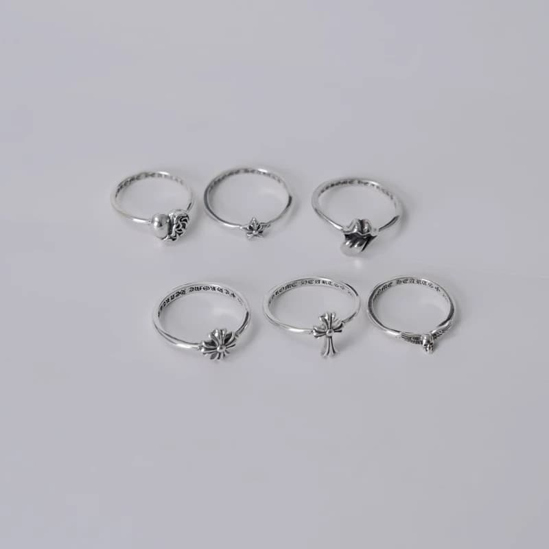 Крупный план рельефного узора на кольце Chrome Hearts